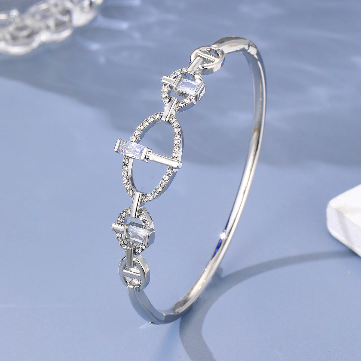 Light Luxury Ellipse Bracelet–Minimalist Alloy Bangle for Women, Elegant Gold & Silver Jewellery