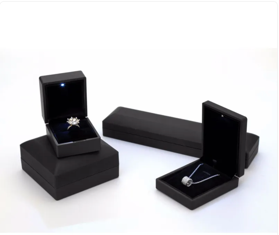 Black Jewelry Storage Box–Compact Jewellery Organiser Case for Rings, Bracelets & Accessories (Modern Display Box)