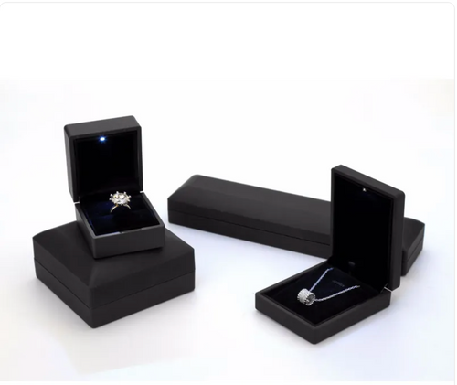 Black Jewelry Storage Box–Compact Jewellery Organiser Case for Rings, Bracelets & Accessories (Modern Display Box)